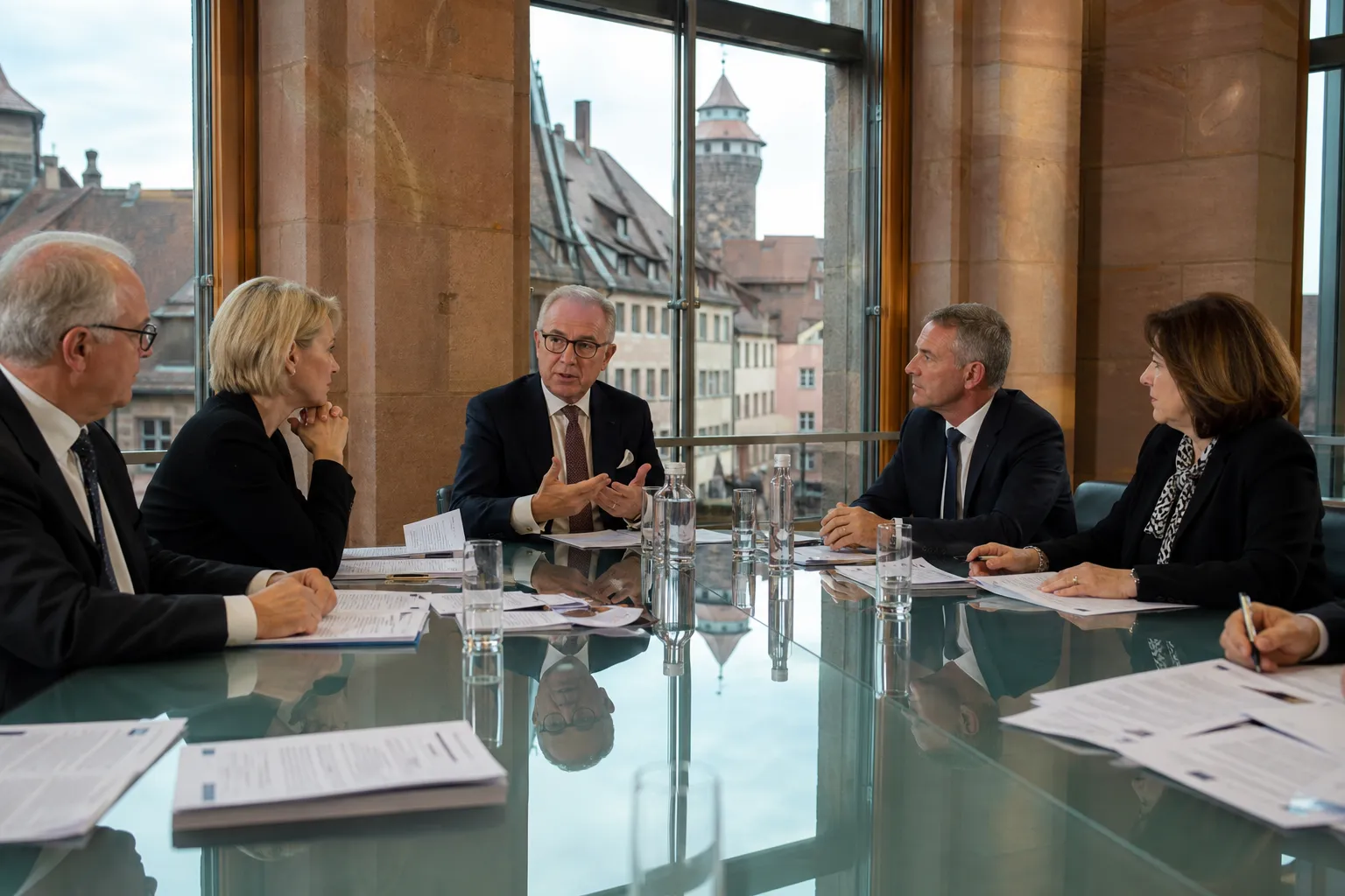 Inhouse-Seminar für Aufsichtsräte im historischen Nürnberger Gebäude am Glastisch mit Unterlagen